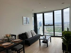 un soggiorno con divano e tavolo di Skyline Serenity Retreat a Melbourne