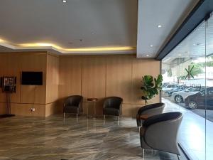 TV a/nebo společenská místnost v ubytování Kinabalu Daya Hotel