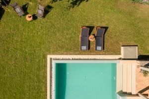 an overhead view of a pool in the grass at Sarlata Villas in Sarlata