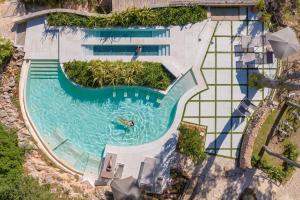 einen Blick über den Pool in einem Resort in der Unterkunft Hotel Masseria Fontanelle in Ugento