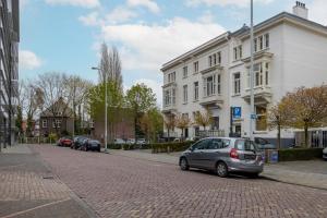 un coche plateado estacionado al lado de una calle en Raiffeisenstraat Eindhoven en Eindhoven