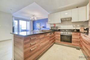 Kuchyň nebo kuchyňský kout v ubytování Opulent 2BR at Sparkle Tower 1 Dubai Marina by Deluxe Holiday Homes
