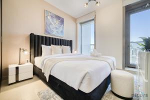 Postel nebo postele na pokoji v ubytování Opulent 2BR at Sparkle Tower 1 Dubai Marina by Deluxe Holiday Homes