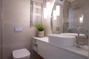 Koupelna v ubytování Frosini Seafront Loft + 36 fotografií