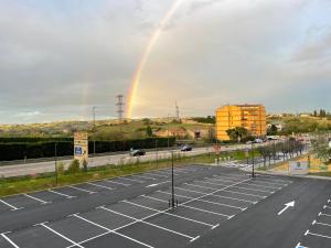um arco-íris no céu sobre um parque de estacionamento em Vivienda vacacional cuatrocaminos em Berrón