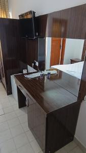 - une cuisine avec un évier et un comptoir dans l'établissement Grand Atlas Hotel, à Pamukkale