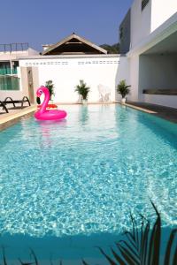 una piscina con un cisne rosa en el agua en SunSeaSand Hotel Patong - SHA Certified, en Patong Beach
