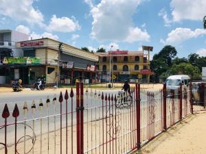 Ein Mann, der mit dem Fahrrad an einem Zaun vorbeifährt. in der Unterkunft Nallur Mylooran Arangam in Jaffna