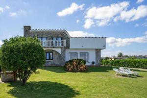 duży kamienny dom z dziedzińcem ze stołem w obiekcie Casa rural Cuchia con vistas w mieście Cuchia