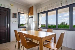 jadalnia z drewnianym stołem i krzesłami w obiekcie Casa rural Cuchia con vistas w mieście Cuchia