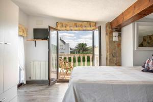 sypialnia z łóżkiem i widokiem na balkon w obiekcie Casa rural Cuchia con vistas w mieście Cuchia
