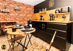 cocina con mesa de madera y encimera en "The speakeasy" Pub new yorkais Centre ville, en Saint-Étienne