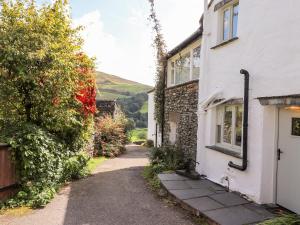 un callejón entre dos edificios con una casa en Orchard Cottage, en Windermere