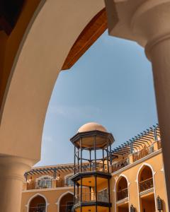 een gebouw met een klokkentoren ervoor bij The Grand Resort in Hurghada