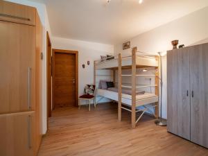 een kamer met 2 stapelbedden en een houten vloer bij 4 Elements in Hopfgarten im Brixental
