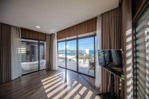 TV a/nebo společenská místnost v ubytování Nha Trang Oceanfront Luxury Villa Anh Nguyen