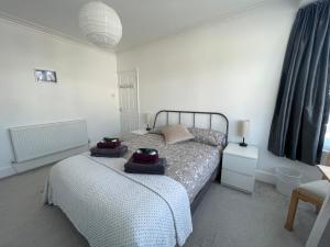 um quarto com 2 camas individuais e uma janela em Double Bedroom with TV in Sudbury Hill Wembley - 10 mins from Wembley Stadium em Harrow on the Hill