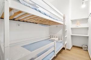 ein Etagenbett in einem Schlafzimmer mit einem Etagenbett in einem Zimmer in der Unterkunft Apartamento WELCS EMP - 101 con vistas al Mar in Empuriabrava