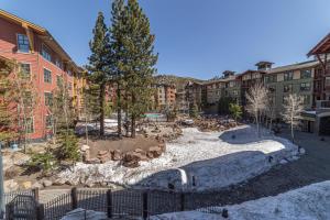 einen Park mit Tieren mitten in einer Stadt in der Unterkunft 506 Village Condo Steps to Gondola in Mammoth Lakes