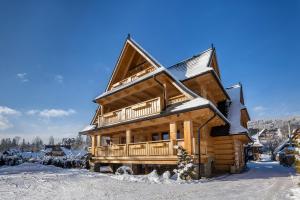 domek z bali w śniegu i śniegu w obiekcie Aparthotel Bambi w Zakopanem
