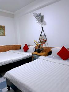 Ліжко або ліжка в номері Khách Sạn Ngọc Khánh