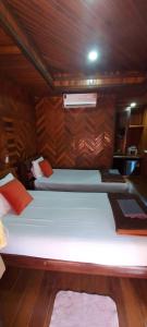 Cama ou camas em um quarto em Phi Phi Sand Sea View Resort
