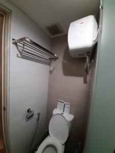 La petite salle de bains est pourvue de toilettes et de la climatisation. dans l'établissement tmy, à Sleman