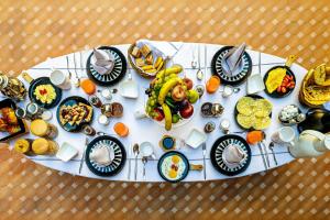 una mesa con muchos platos de comida. en Indian Palace, en Marrakech