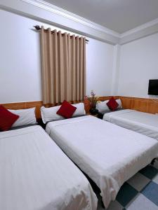 Giường trong phòng chung tại Khách Sạn Ngọc Khánh