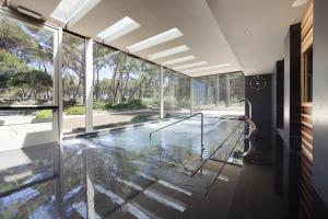 A piscina localizada em Hostal Empúries ou nos arredores