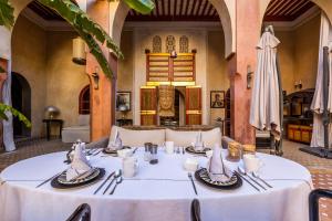 Indian Palace في مراكش: طاولة مع قطعة قماش بيضاء في الغرفة