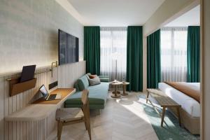 ホルゲンにあるThe Yarnのベッドとデスクが備わるホテルルームです。