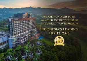 een teken dat zegt dat we vereerd zijn om te worden aangekomen als de winnaar van de wereld bij InterContinental Bandung Dago Pakar, an IHG Hotel in Bandung