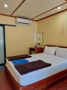 皮皮島的住宿－皮皮沙海景度假村，一间卧室配有一张大床,上面有蓝色的毛巾