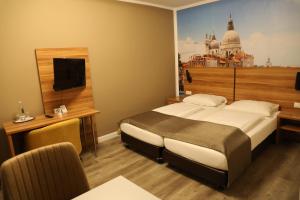 Postel nebo postele na pokoji v ubytování Hotel Schlangenbader Hof