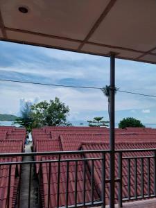 Uma varanda ou terraço em Phi Phi Sand Sea View Resort