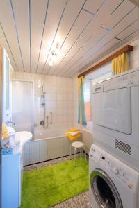 eine Waschmaschine im Bad mit Badewanne in der Unterkunft Appartement Annis Murtalblick in Sankt Margarethen im Lungau