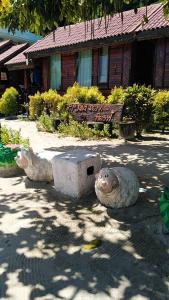 Um jardim em Phi Phi Sand Sea View Resort