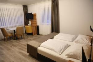Postel nebo postele na pokoji v ubytování Hotel Schlangenbader Hof