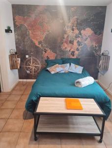Un dormitorio con una cama con una mesa. en Little World - Saint-Julien-les-villas, en Saint-Julien-les-Villas