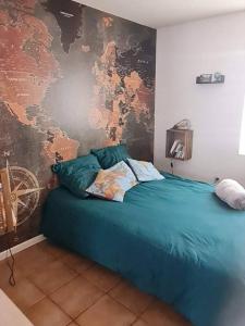 1 dormitorio con 1 cama con mapa en la pared en Little World - Saint-Julien-les-villas, en Saint-Julien-les-Villas