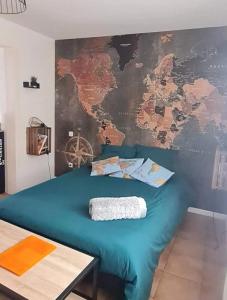 Habitación con cama con mapa en la pared en Little World - Saint-Julien-les-villas, en Saint-Julien-les-Villas