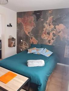 una camera con un letto e una mappa sul muro di Little World - Saint-Julien-les-villas a Saint-Julien-les-Villas