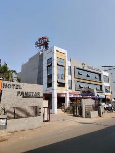 una señal de hotel pantera frente a un edificio en HOTEL PANETAR PALACE, en Ahmedabad