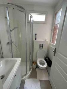 La salle de bains est pourvue d'une douche, de toilettes et d'un lavabo. dans l'établissement Saint-Mandé Chic et Pratique, Métro 1 à Proximité, à Saint-Mandé