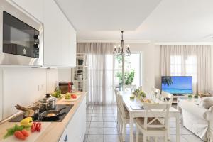 a kitchen and living room with a table and chairs at Bungalow Pasito Blanco Marina Port 4 in Pasito Blanco
