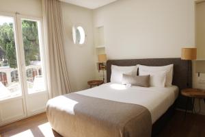 Cama ou camas em um quarto em Hostal Empúries
