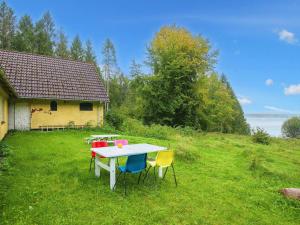 uma mesa e cadeiras sentadas num relvado ao lado de uma casa em 5 person holiday home in Skanderborg em Skanderborg