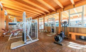 un gimnasio con varias cintas de correr y máquinas en una habitación en Checkin Camino de Granada, en Granada