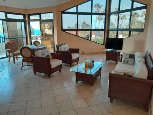 uma grande sala de estar com sofás e uma mesa em Cape Residence em Bakau